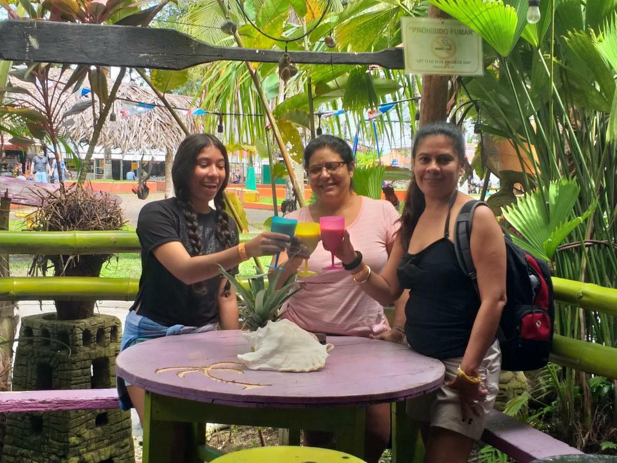 Coconut Hostel Bocas Town Екстер'єр фото